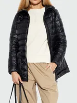 Campera corta de plumas Moncler modelo Jasmin, color negro, con diseño acolchado, cierre frontal y capucha integrada.