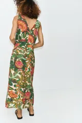 Vestido midi de breteles con estampado floral, escote en V delantero y posterior, frunces en los hombros y panel plisado delantero.