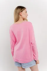 Remera color arena de corte holgado y mangas largas.