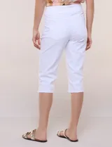 Capri de denim blanco con pretina ancha elastizada, tiro alto, bolsillos simulados al frente y bolsillos funcionales en la parte posterior, con pequeños tajos laterales en el bajo.