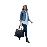 Cartera mediana tipo shopper color marrón, con doble asa de hombro y cierre superior. Incluye un dije colgante con forma de labios y logo de la marca en color fucsia.