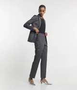 Pantalón de vestir de viscosa con estampado de cuadros, corte recto, cintura fija con cinturón incorporado con hebillas.