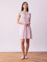 Camisón corto de tejido suave estampado, con escote en V con aplique de puntilla y botones.