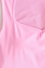 Mono corto deportivo sin mangas color rosado, confeccionado con tejido funcional SculptMove que realza el contorno y DryMove que absorbe el sudor. Modelo ajustado con escote corazón y soutien incorporado con relleno extraíble.