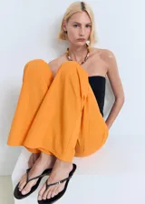 Pantalón de corte recto y tiro medio, confeccionado en tejido mezcla de algodón, poliamida y lino. Presenta cintura con elástico para mayor comodidad y diseño largo.