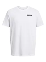 Remera de manga corta Under Armour, confeccionada en tejido de mezcla de algodón y poliéster con tacto firme y suave. Presenta cuello acanalado y un pequeño parche rectangular con el logo de la marca en el pecho.