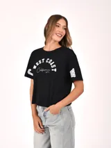 Remera negra de manga corta con estampado frontal que dice "WEST COAST California" en blanco y detalles gráficos en las mangas.