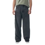 Jeans carpintero Quiksilver de color negro con efecto gastado, corte holgado y diseño de pernera recta con bolsillos utilitarios laterales.