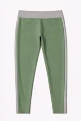 Calza deportiva de tiro alto en color verde oliva con paneles laterales y pretina en contraste color gris claro.