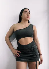 Body negro brillante de una sola manga con abertura en la cintura.