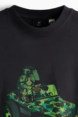 Remera oversized negra de punto de algodón pesado, con cuello redondo acanalado, hombros caídos, mangas cortas y estampa frontal de la banda Gorillaz en un vehículo militar con detalles en verde.