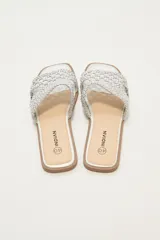 Sandalia plana marca Indian, color blanco, con tira ancha tejida en diseño de red y punta cuadrada.