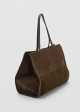 Bolso tipo shopper de piel de serraje, color marrón oscuro, con dos asas de hombro y cierre de botón magnético.