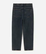 Pantalón de jean corte baggy, de tiro medio y pierna holgada. Presenta cierre frontal con botón y cremallera, bolsillos laterales y traseros, y un acabado en tono azul oscuro clásico.