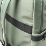 Mochila verde de tela con cierre doble, asa fija, forro interior textil, porta notebook y múltiples bolsillos externos.