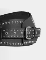 Cinturón ancho tipo faja de cuero sintético negro, decorado con múltiples tachas metálicas doradas y hebilla central de metal dorado.