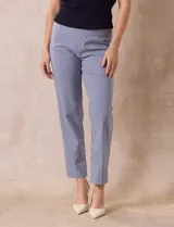 Pantalón de vestir de gabardina elastizada a rayas verticales celestes y blancas. Marca Zac & Rachel, corte recto, pretina ancha con faja interna modeladora.
