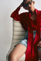 Shorts de denim de tiro alto y corte relaxed fit de Zara Woman Collection, en color celeste con lavado claro. Presenta trabillas en la cintura, cinco bolsillos, detalles de pliegues frontales y cierre con cremallera y botón metálico.