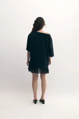 Remerón gris de cuello bote, con bordado del monograma de la marca a tono y encaje blanco integrado en el ruedo. Confeccionado en malla fina compactada de algodón.