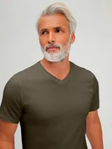 Camiseta de manga corta color rojo con cuello en V.