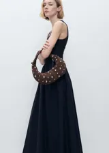 Vestido midi de algodón con diseño combinado, presenta un cuerpo ajustado con tirantes anchos y cuello escotado, y una falda evasé con panel fruncido en la cintura.