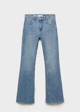 Jeans de denim de tiro medio y corte flare con diseño campana, cinco bolsillos, trabillas para cinturón y bajo deshilachado.