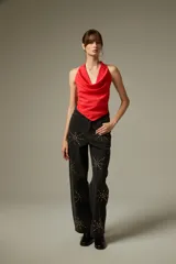Top rojo de viscosa con cuello buche y diseño holgado.