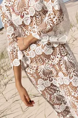 Vestido largo de encaje de algodón color blanco, corte camiseta con escote a la base.