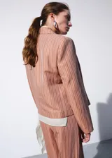 Blazer crop de mezcla de lino y viscosa, color tostado con estampado de rayas verticales, cuello en pico con solapas de muesca, bolsillos de ribete laterales y cierre delantero de un botón.