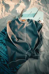 Buzo gris con costuras blancas a la vista, cuello redondo y logo estampado en el pecho.