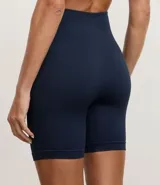 Bermuda deportiva de tiro alto confeccionada en tejido seamless con textura acanalada. Presenta un diseño ajustado al cuerpo con cintura elástica ancha para mayor soporte y comodidad durante la actividad física.