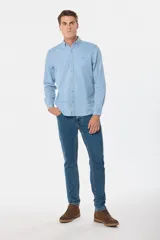 Pantalón de jean skinny color azul, de corte ajustado y silueta definida, confeccionado con tejido elástico.