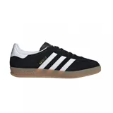 Championes adidas Gazelle Indoor de gamuza negra con las tres tiras laterales en blanco, talón blanco y suela de goma color caramelo.