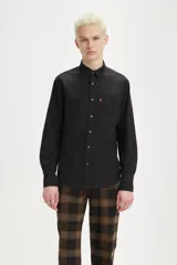 Camisa negra de manga larga con botones, bolsillo en el pecho y dobladillo curvo.