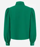 Camisa de crepé color blanco, con cuello inglés, manga larga abullonada con puños abotonados y cierre frontal oculto con botón diferenciado en el cuello.