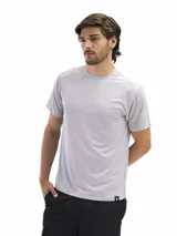 Remera de cuello redondo y manga corta, confeccionada en tejido técnico dry fit con acabado vintage wash. Presenta un diseño minimalista y versátil, ideal para actividades deportivas o uso diario.