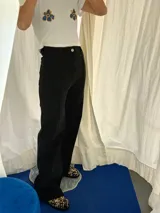 Pantalón de jean gris con corte wide leg y tiro alto.