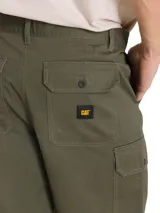 Short cargo Caterpillar color verde militar, con tiro medio, bragueta con cremallera y botón, bolsillos laterales para las manos, bolsillos traseros con solapa y bolsillos cargo utilitarios a los lados.