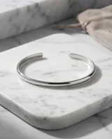 Esclava rígida abierta de plata 925 con diseño minimalista y acabado pulido.