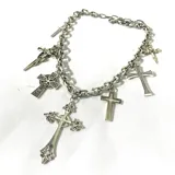 Collar plateado de eslabones gruesos con dijes colgantes de diferentes cruces.