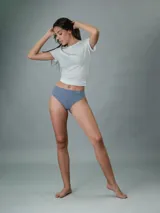 Colaless Calvin Klein de talle alto color gris, confeccionado en microfibra elástica sin costuras.