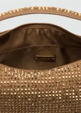 Bolso tipo baguettte color dorado, cubierto completamente de pedrería brillante, con asa corta rígida y cierre superior de cremallera.