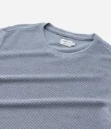 Remera masculina de corte regular, color beige melange, con cuello redondo, manga corta y textura horizontal.