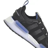 Championes adidas NMD_V3 de diseño urbano, color negro con detalles en azul traslúcido en la entresuela y refuerzos en el talón. Presentan el icónico sistema de amortiguación Boost y un ajuste tipo media con cordones.