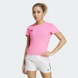 Remera deportiva Adidas Adizero Essentials color rosa, de corte ajustado, cuello redondo y mangas cortas. Confeccionada en tejido ultraligero con tecnología AEROREADY y logo reflectivo.