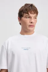 Remera oversize marrón con cuello redondo, mangas cortas y estampa pequeña en el pecho de la marca Mistral con la inscripción 'Northern Lights Sky'.