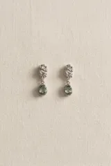 Aros caravanas de plata 950 con diseño de textura irregular y piedra facetada colgante de praisiolita o cuarzo verde en forma ovalada.