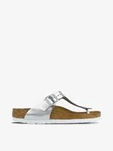 Sandalias Birkenstock modelo Gizeh, color plateado metálico, con tira delantera ajustable con hebilla y plantilla anatómica de corcho.