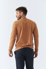 Remera básica de hombre color azul marino, de manga larga, con cuello redondo y logo estampado en el pecho.