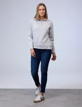 Buzo color rosa en tejido modal, marca French Laundry. Cuello solapa y escote con cierre metálico.